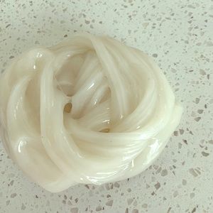 Milk glossy slime (Borax free)